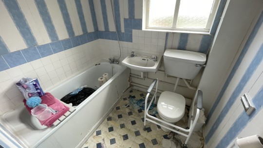 Eltham Gardens   bathroom